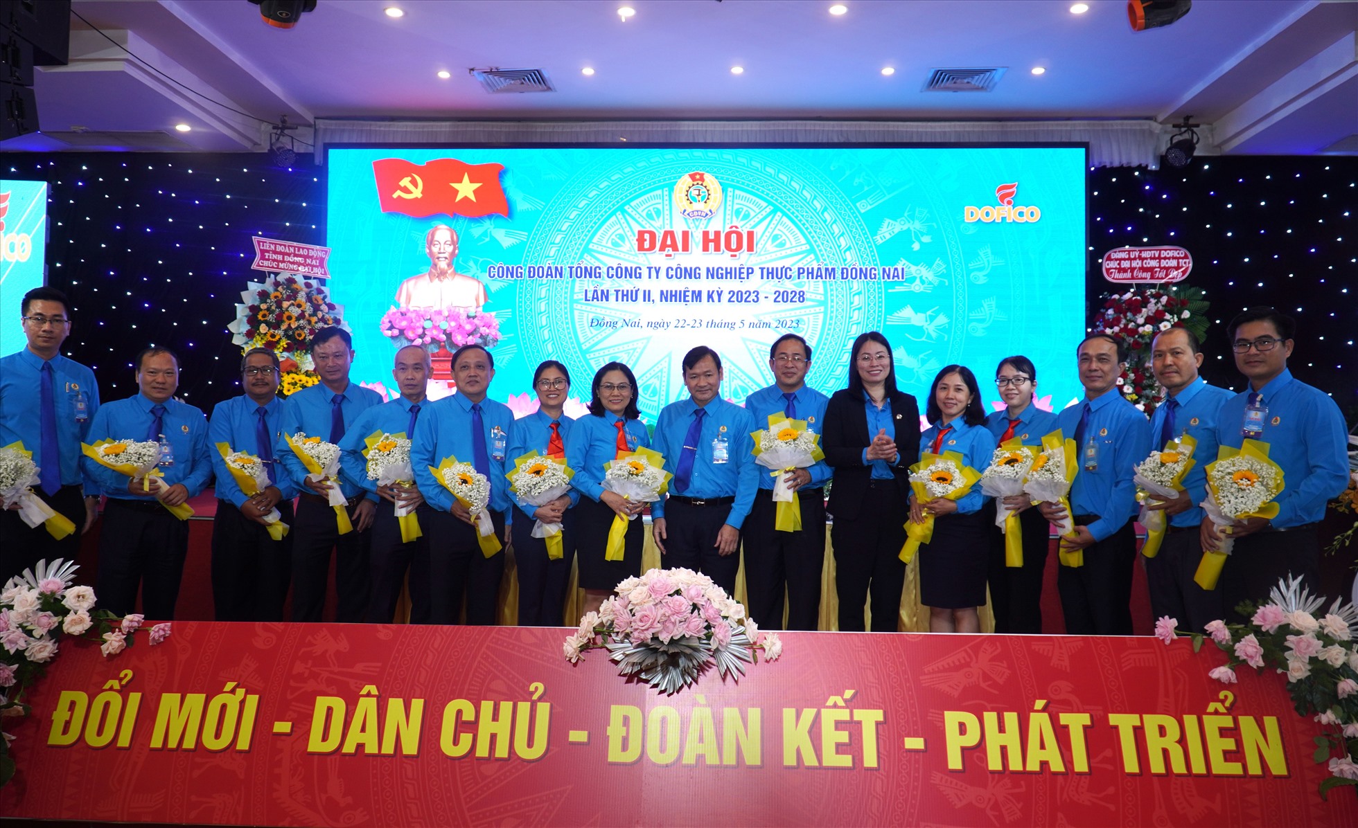 Lãnh đạo LĐLĐ tỉnh Đồng Nai tặng hoa cho Ban chấp hành Công đoàn Tổng Công ty thực phẩm Đồng Nai lần thứ 2 nhiệm kỳ 2023-2028. Ảnh: Hà Anh Chiến
