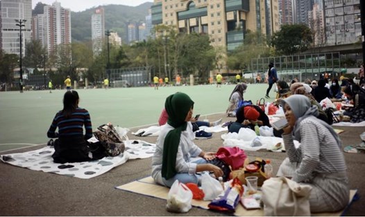 Người nước ngoài làm giúp việc ở Hong Kong tập trung tại công viên Victoria. Ảnh chụp màn hình