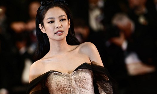 Jennie (Blackpink) trên thảm đỏ Liên hoan phim Cannes. Ảnh: Vogue