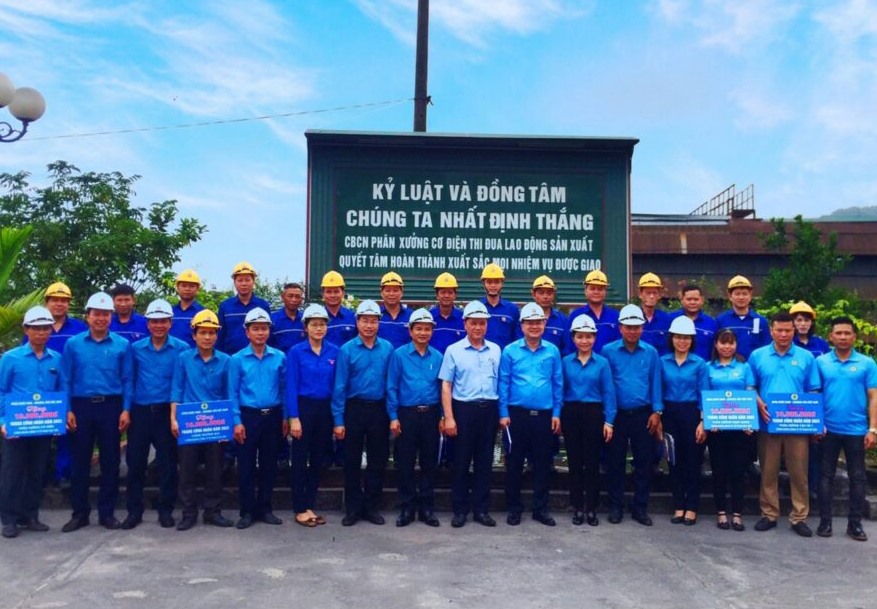 Công đoàn Than – Khoáng sản Việt Nam tặng quà cho các tập thể, cá nhân của Công ty CP Than Cọc Sáu – Vinacomin. Ảnh: CĐ TKV