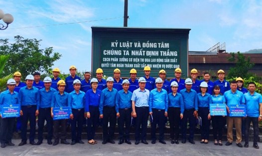 Công đoàn Than – Khoáng sản Việt Nam tặng quà cho các tập thể, cá nhân của Công ty CP Than Cọc Sáu – Vinacomin. Ảnh: CĐ TKV