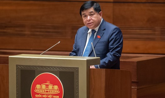 Bộ trưởng Bộ Kế hoạch và Đầu tư Nguyễn Chí Dũng trình bày tờ trình. Ảnh: Phạm Thắng/QH