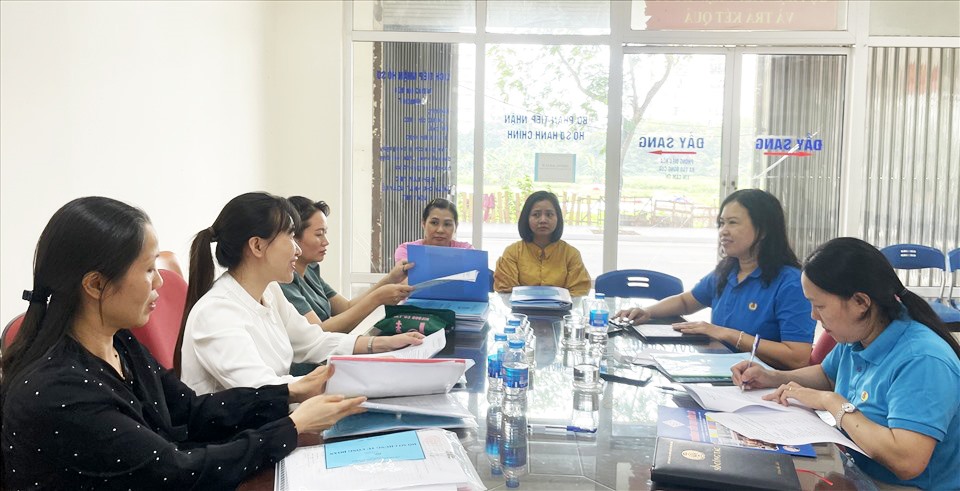 Liên đoàn Lao động quận Hoàng Mai thực hiện kiểm tra chấp hành Điều lệ Công đoàn Việt Nam tại một Công đoàn cơ sở khối trường học. Ảnh: CĐCS