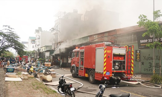 Toàn cảnh vụ cháy lớn tại dãy kho xưởng ở Hà Nội. Ảnh: Việt Dũng