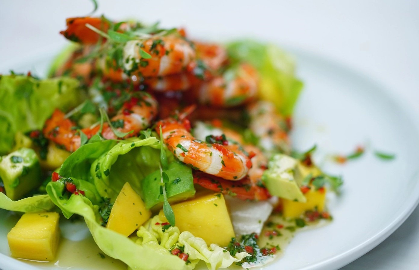 Salad tôm bơ với xoài là sự kết hợp hoàn hảo để thưởng thức vào tiết trời mùa hè oi bức. Ảnh: Quốc Chung