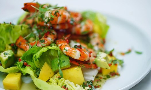Salad tôm bơ với xoài là sự kết hợp hoàn hảo để thưởng thức vào tiết trời mùa hè oi bức. Ảnh: Quốc Chung