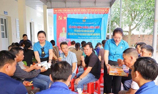 LĐLĐ huyện Hưng Nguyên tổ chức chương trình "Giải nhiệt mùa hè" cho công nhân lao động. Ảnh: Hải Đăng