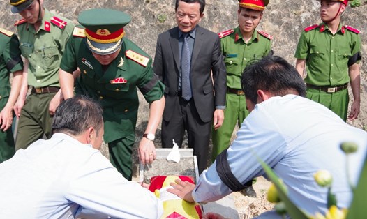 An táng 10 hài cốt liệt sĩ tại Nghĩa trang Liệt sĩ Quốc gia Nầm. Ảnh: Trần Tuấn.