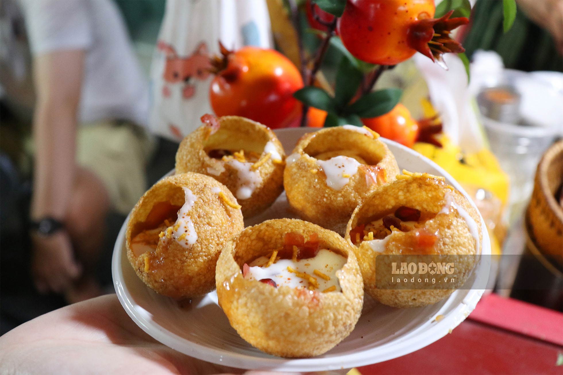 Bánh Ấn Độ pani puri gây tò mò tại chợ ăn vặt TP Hồ Chí Minh