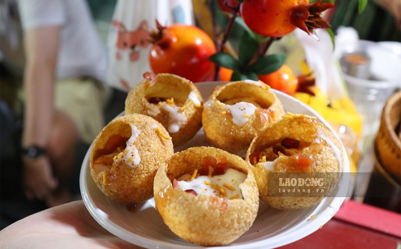 Chiếc bánh pani puri là món ăn vặt phổ biến ở khắp Ấn Độ, với nhiều hương vị, công thức khác nhau tùy theo vùng miền. Ảnh: Yến Nhi