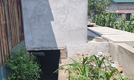 Một hộ dân xây dựng công trình trái phép trên cả mặt kênh mới và cũ trạm bơm Quỳnh Hải (huyện Quỳnh Phụ, tỉnh Thái Bình). Ảnh: Trung Du