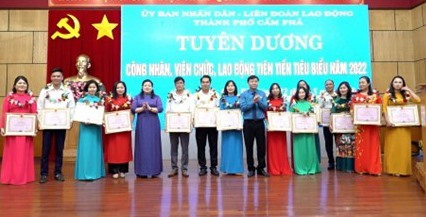UBND TP Cẩm Phả tuyên dương, khen thưởng 68 CNVCLĐ có thành tích xuất sắc trong thi đua lao động sản xuất, công tác. Ảnh: LĐLĐ Cẩm Phả