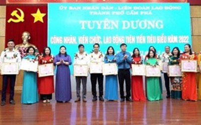 UBND TP Cẩm Phả tuyên dương, khen thưởng 68 CNVCLĐ có thành tích xuất sắc trong thi đua lao động sản xuất, công tác. Ảnh: LĐLĐ Cẩm Phả