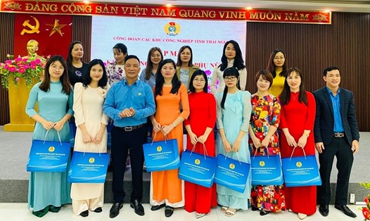 Ông Dương Văn Thái - Chủ tịch Công đoàn các Khu công nghiệp tỉnh Thái Nguyên -tặng quà nữ đoàn viên. Ảnh: Công đoàn các KCN tỉnh Thái Nguyên
