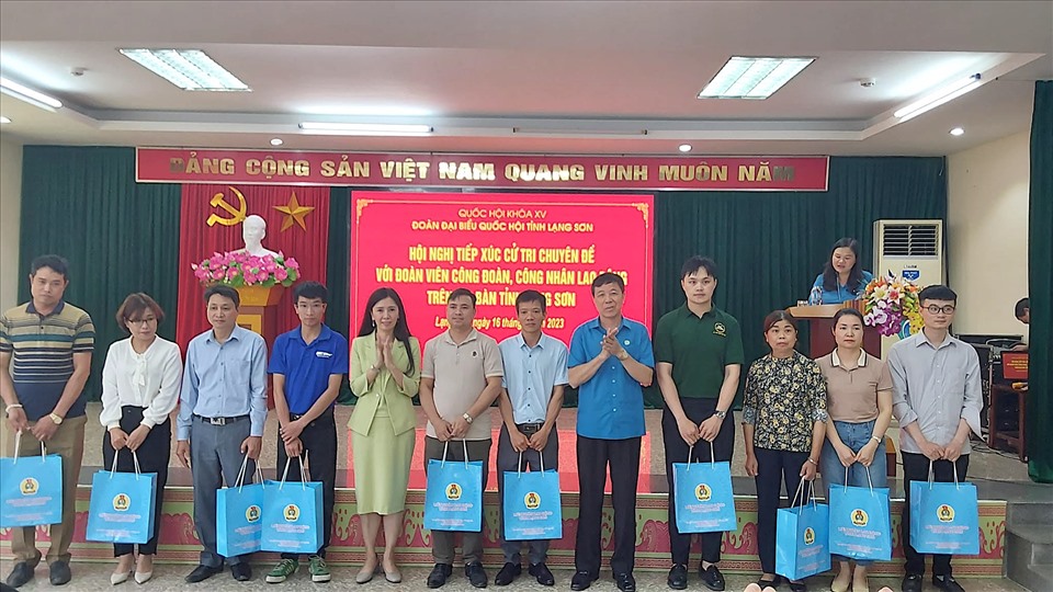 Ông Lý Đức Thanh - Chủ tịch Liên đoàn Lao động tỉnh Lạng Sơn (thứ 5 từ phải sang) trao quà cho đoàn viên. Ảnh: Công đoàn Lạng Sơn