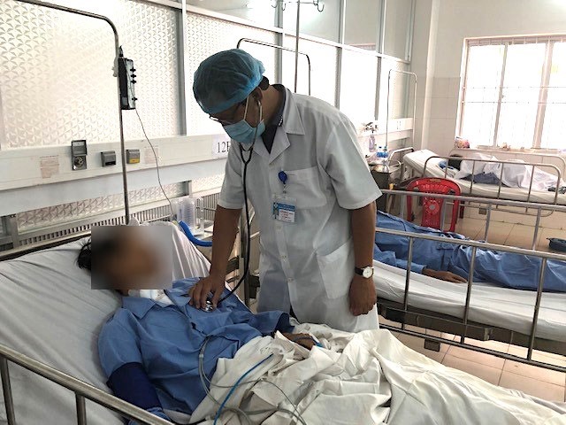 Bác sĩ tham khám cho bệnh nhân. Ảnh: LDO