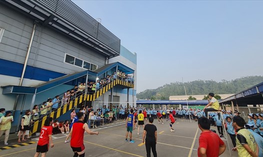 Công nhân khu công nghiệp tỉnh Thái Nguyên thi đấu bóng chuyền. Ảnh: Công đoàn KCN tỉnh Thái Nguyên