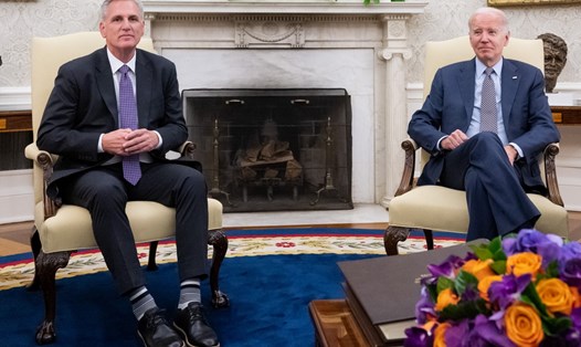 Tổng thống Mỹ Joe Biden gặp Chủ tịch Hạ viện Mỹ Kevin McCarthy về nâng trần nợ công tại Phòng Bầu dục của Nhà Trắng ở Washington, DC ngày 22.5.2023. Ảnh: AFP