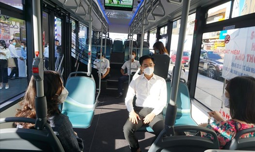 Người dân đi xe buýt điện tại TP Hồ Chí Minh. Ảnh: Minh Quân