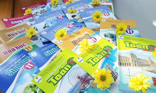 Sách giáo khoa mới sử dụng cho năm học 2023 - 2024 được trưng bày tại buổi giới thiệu sách giáo khoa lớp 4, 8, 11 của các nhà xuất bản tổ chức tại Hà Nội. Ảnh: Bích Hà