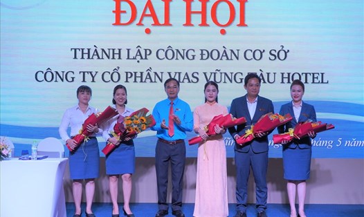 Ra mắt 5 thành viên Ban chấp hành, bà Nguyễn Hoàng Thùy Linh (bìa phải) được bầu làm Chủ tịch Công đoàn cơ sở Vias Vũng Tàu Hotel. Ảnh: Thành An