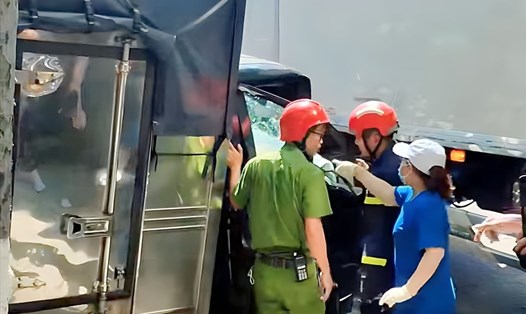 2 nạn nhân bị mắc kẹt trong ca bin xe tải ở Đà Nẵng được giải cứu. Ảnh: Nguyễn Linh