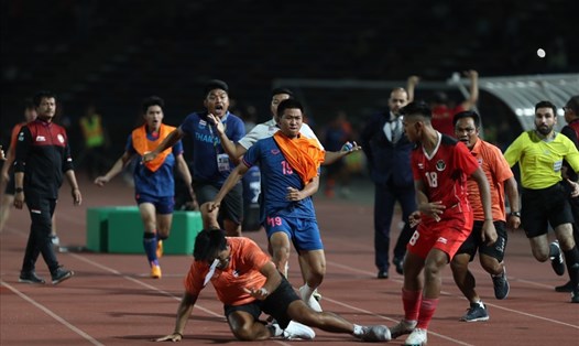 Một cầu thủ U22 Thái Lan tham gia vụ ẩu đả tại SEA Games 32 bị câu lạc bộ chủ quản cắt 1/4 lương. Ảnh: Thanh Vũ