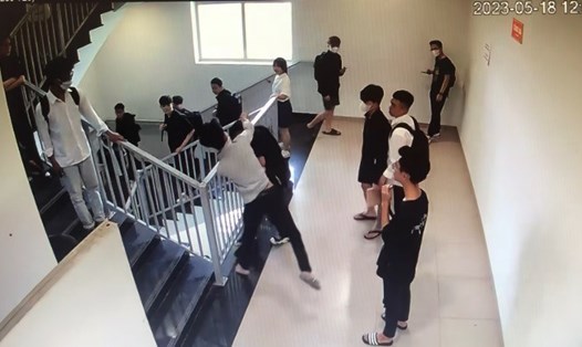 Trong một vụ bạo lực học đường, camera ghi lại cảnh sinh viên đánh nhau ở cầu thang trường Đại học FPT vào trưa 18.5. Ảnh cắt từ clip