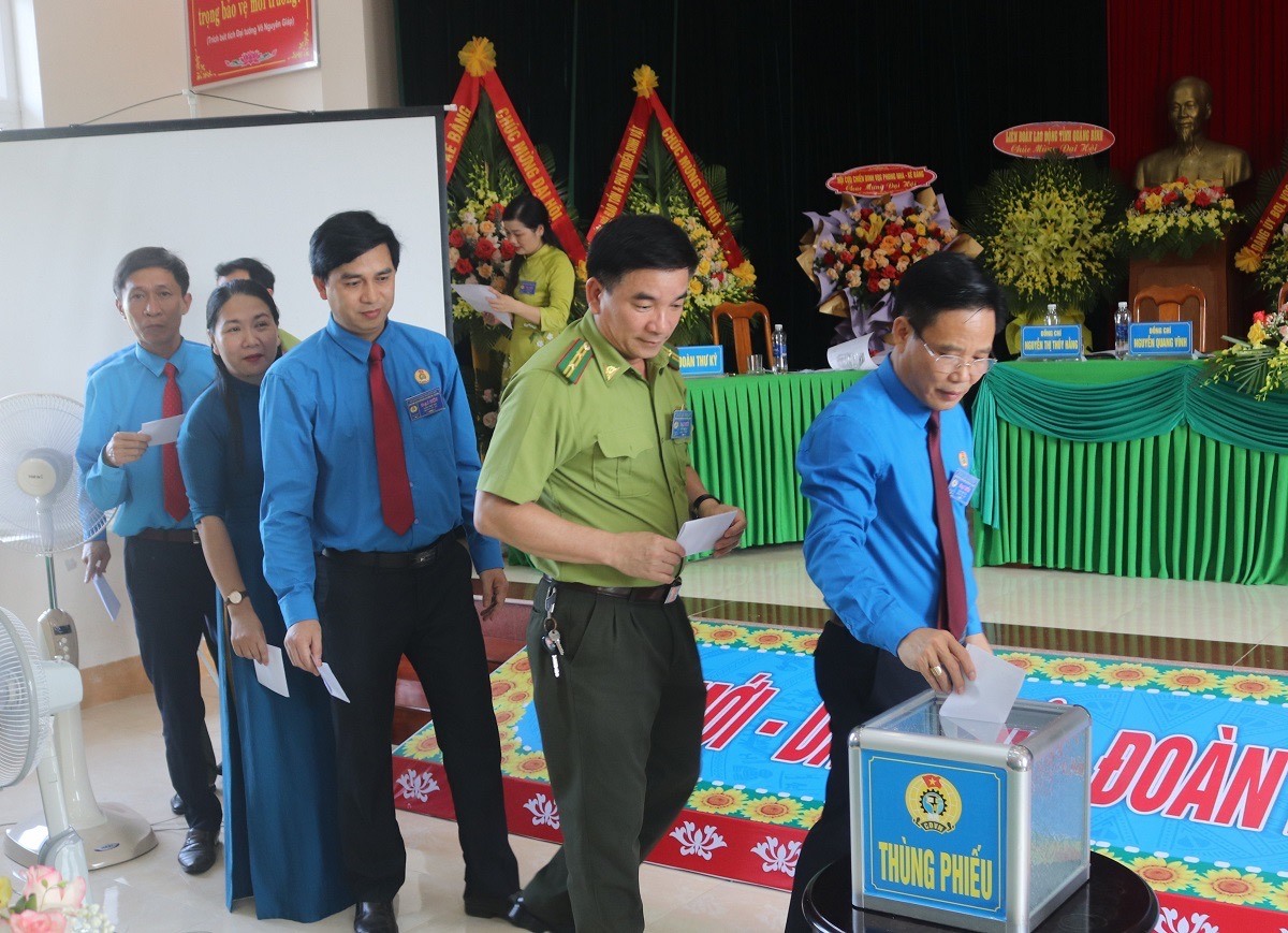 Các đại biểu bỏ phiếu bầu ban chấp hành nhiệm kỳ mới. Ảnh: Hồng Thiệu