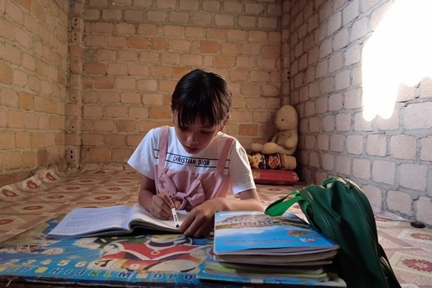 Em Vì Thị Hà Anh, học sinh lớp 5 Trường Tiểu học Lóng Phiêng A, huyện Yên Châu là một trong những học sinh khó khăn được hỗ trợ từ chương trình “Nâng bước em đến trường”. Ảnh: TTXVN