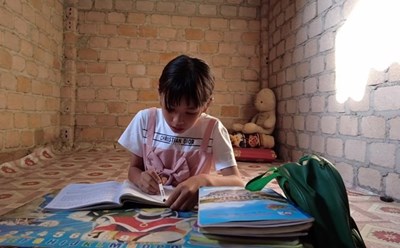 Em Vì Thị Hà Anh, học sinh lớp 5 Trường Tiểu học Lóng Phiêng A, huyện Yên Châu là một trong những học sinh khó khăn được hỗ trợ từ chương trình “Nâng bước em đến trường”. Ảnh: TTXVN