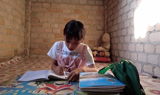 Em Vì Thị Hà Anh, học sinh lớp 5 Trường Tiểu học Lóng Phiêng A, huyện Yên Châu là một trong những học sinh khó khăn được hỗ trợ từ chương trình “Nâng bước em đến trường”. Ảnh: TTXVN