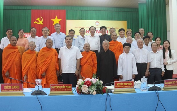 Đại biểu chụp ảnh lưu niệm với lãnh đạo Tỉnh ủy Trà Vinh. Ảnh: TTXVN