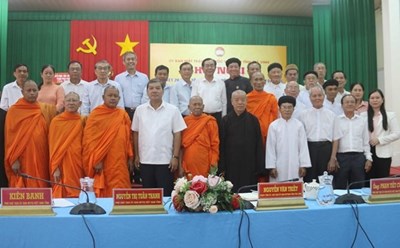 Đại biểu chụp ảnh lưu niệm với lãnh đạo Tỉnh ủy Trà Vinh. Ảnh: TTXVN