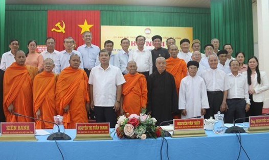 Đại biểu chụp ảnh lưu niệm với lãnh đạo Tỉnh ủy Trà Vinh. Ảnh: TTXVN