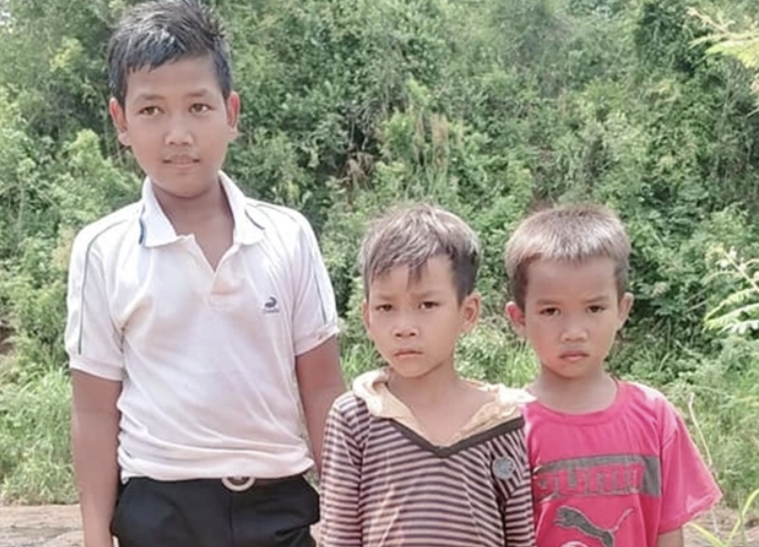 Siu Sam Ban và 2 em nhỏ. Ảnh chụp màn hình Dân Trí