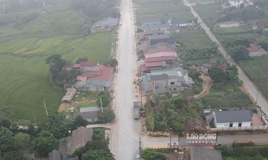 Tuyến đường dự án đang thi công qua khu 1, khu 2A xã Tân Phú, huyện Tân Sơn. Ảnh: Tô Công.