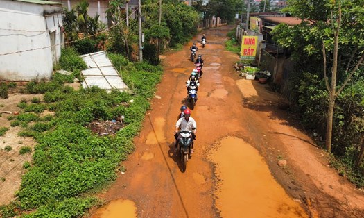 Đường giao thông ở huyện Đắk Song hư hỏng trầm trọng nhưng chưa thể đầu tư vì vướng quy hoạch khai thác bô xít không biết bao giờ mới triển khai. Ảnh: Phan Tuấn