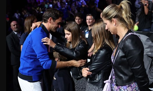 Roger Federer và gia đình trong ngày anh giã từ sự nghiệp tại giải Laver Cup 2022. Ảnh: Sportskeeda