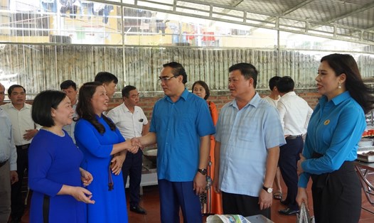 Các đại biểu thăm quan công trình. Ảnh: LĐLĐ tỉnh Lào Cai