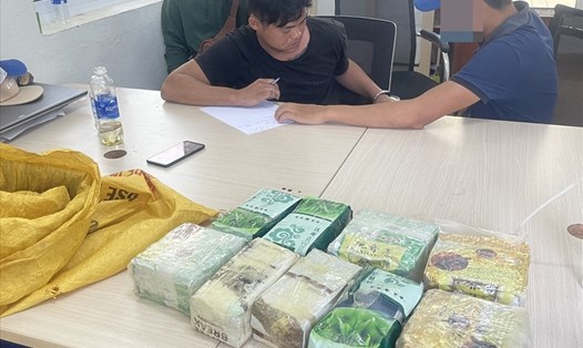 Lực lượng chức năng bắt giữ đối tượng mua bán, vận chuyển ma túy từ Quảng Trị về Đà Nẵng. Ảnh: Khánh Ngọc