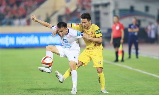 Hồ Khắc Ngọc (trái) ngồi ngoài trong trận Nam Định gặp Bình Định ở vòng 9 V.League 2023. Ảnh: VPF