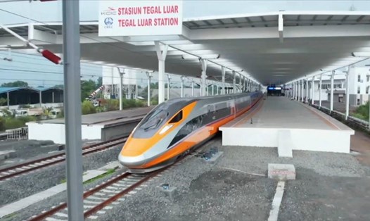 Đoàn tàu chuẩn bị khởi hành cho chuyến chạy thử đầu tiên trên tuyến đường sắt cao tốc Jakarta - Bandung, tại ga Halim của Jakarta. Ảnh: Xinhua