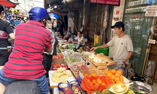 Nhiều loại trái cây bán tại các chợ truyền thống với mức giá rẻ. Ảnh: Hạ Mây
