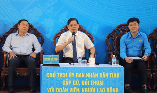 Chủ tịch Khánh Hòa Nguyễn Tấn Tuân đối thoại với người lao động. Ảnh: Hữu Long