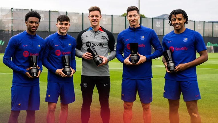 Có mặt trong đội hình tiêu biểu La Liga, Kounde vẫn không hạnh phúc. Ảnh: CLB Barca