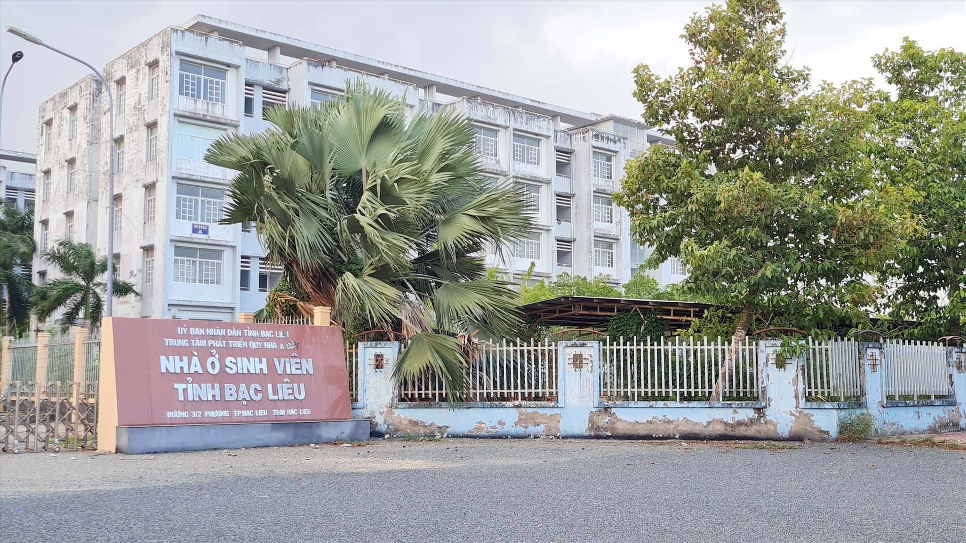 Nhà ở sinh viên hay còn gọi là Ký túc xá sinh viên tại Bạc Liêu hoành tráng nhưng không có sinh viên nào vào ở. Ảnh: Nhật Hồ