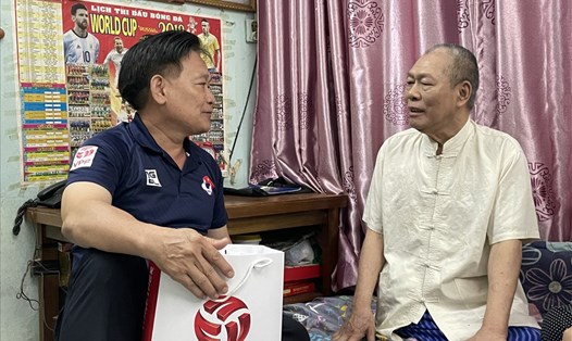 Ông Võ Văn Hùng - Phó Tổng Giám đốc Công ty VPF - thăm hỏi và tặng quà cựu danh thủ Lê Văn Phúc. Ảnh: VPF