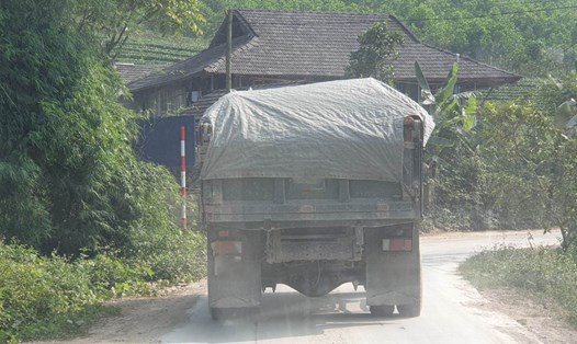 Xe chở đất đá gây khói bụi ảnh hưởng đến cuộc sống của người dân và mất an toàn giao thông. Ảnh: Minh Hạnh