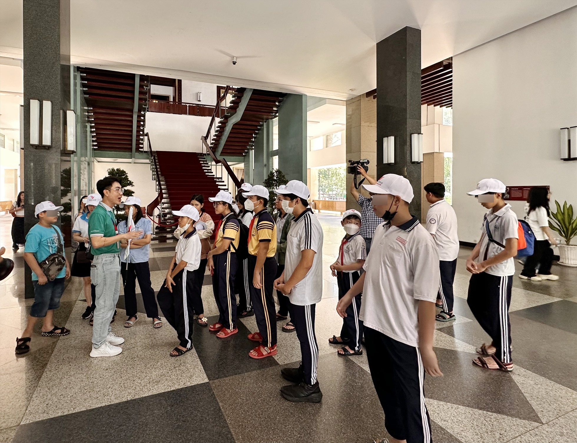 Trẻ tham quan, thư giãn kết hợp học tập qua các điểm đến văn hoá, lịch sử của thành phố. Ảnh: Vietluxtour